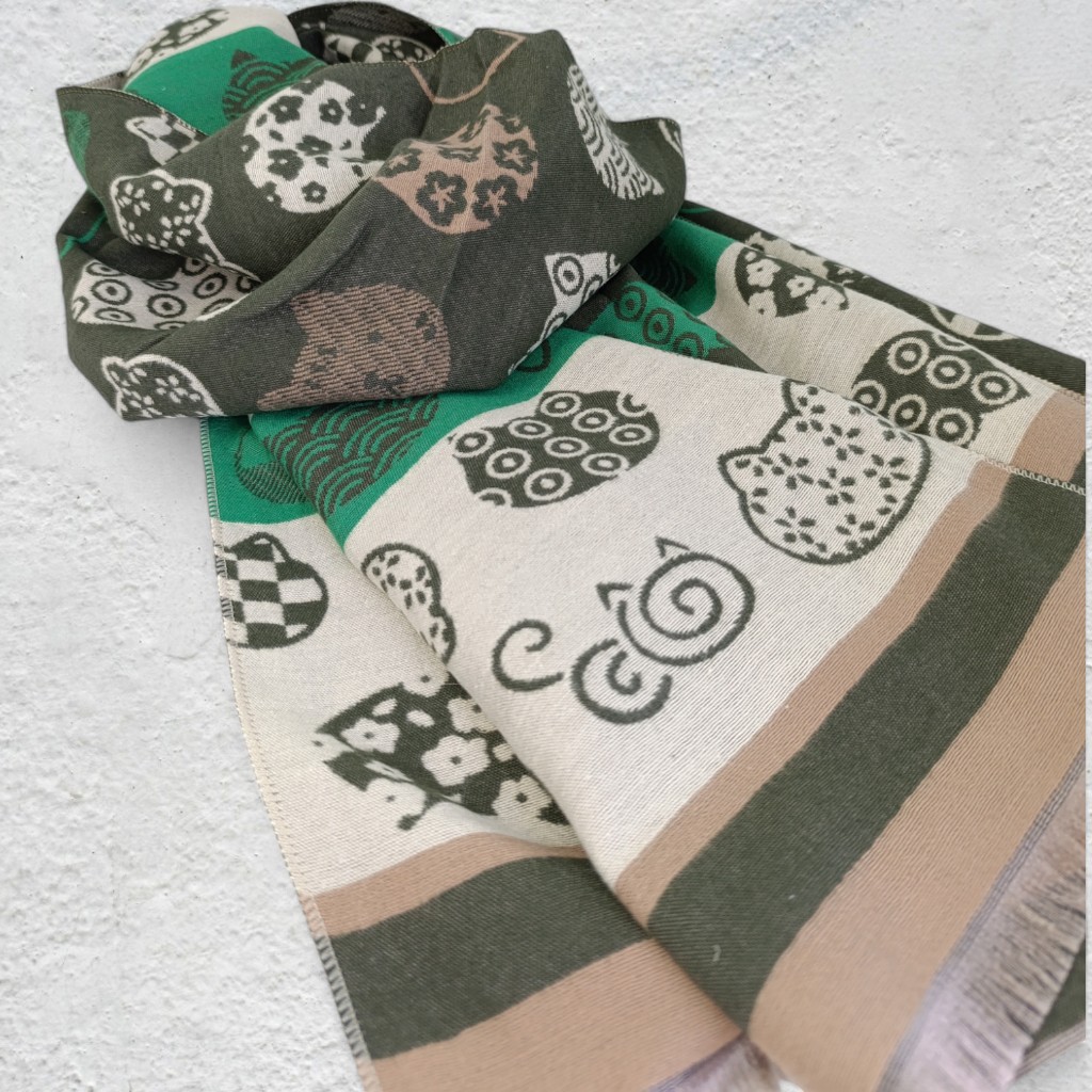 Pashmina en verde y beige estampado de gatos