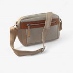 Bolso bandolera beige camel mujer funcional y elegante