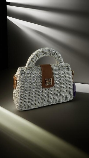 Bolso de rafia blanco y plateado