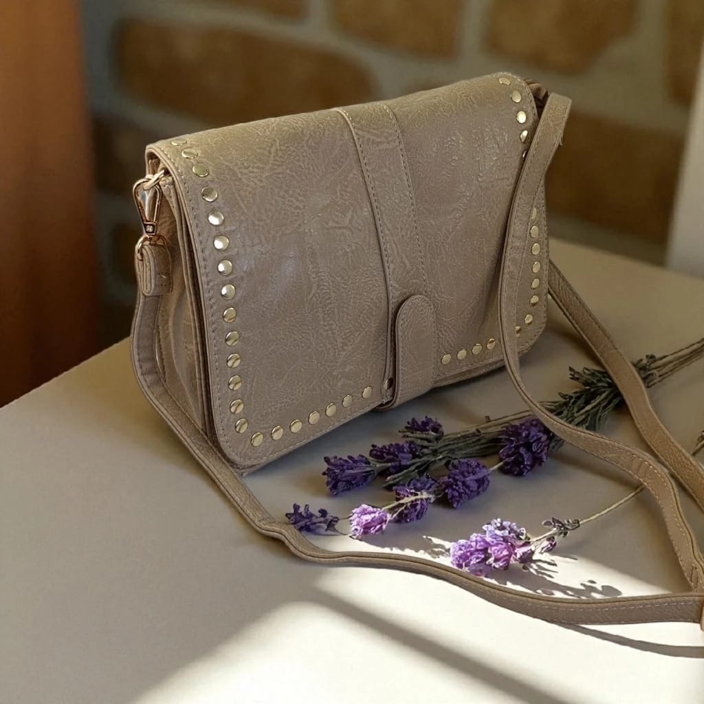 Bolso bandolera crema elegante y funcional
