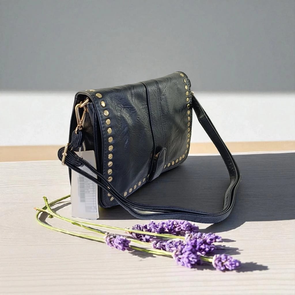 Bolso bandolera negro con tachuelas moderno y funcional
