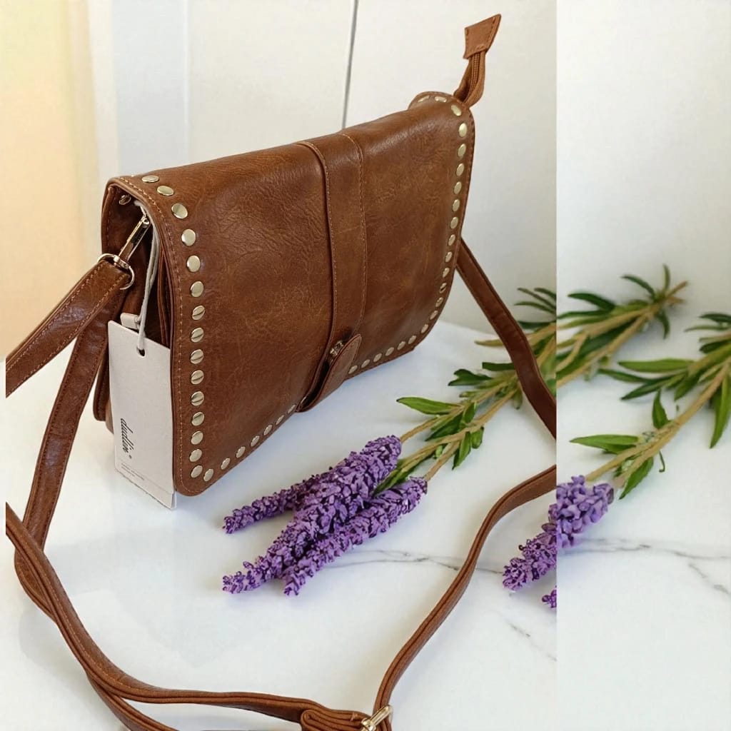 Bolso bandolera camel moderno con tachuelas