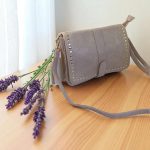 Bolso bandolera rosa claro elegante y funcional