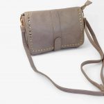 Bolso bandolera rosa claro elegante y funcional