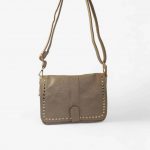 Bolso bandolera crema elegante y funcional