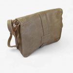 Bolso bandolera crema elegante y funcional