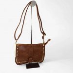 Bolso bandolera camel moderno con tachuelas