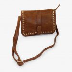 Bolso bandolera camel moderno con tachuelas