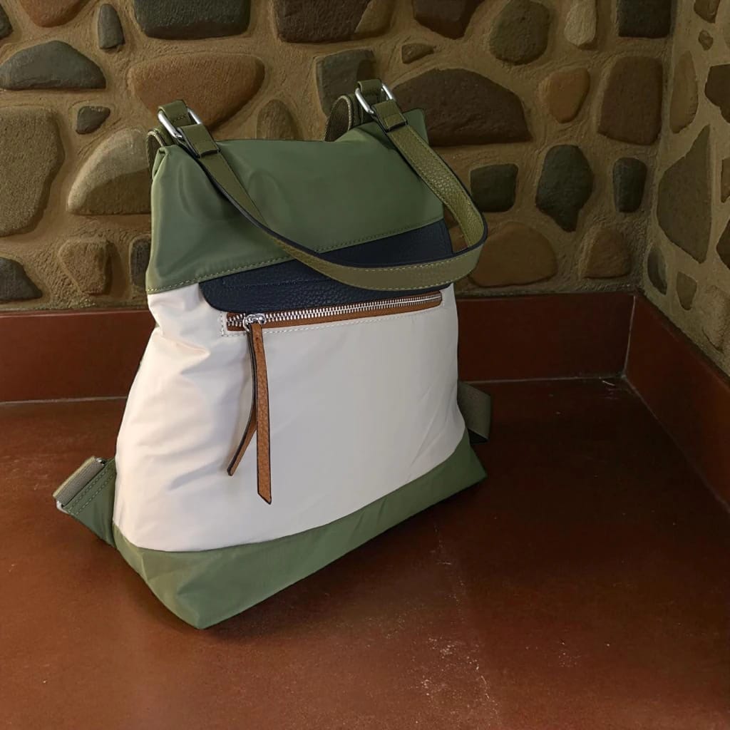 Mochila antirrobo verde y crema convertible en bolso