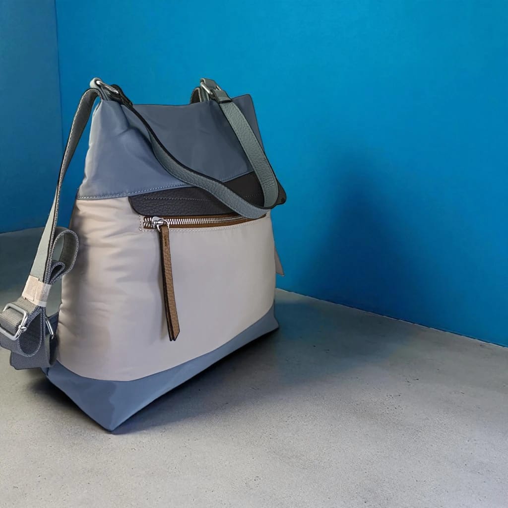Mochila antirrobo azul y beige convertible en bolso