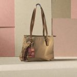 Bolso de nailon mujer beige con asas largas y cierre de cremallera