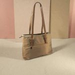 Bolso de nailon mujer beige con asas largas y cierre de cremallera