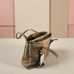 Bolso de nailon mujer beige con asas largas y cierre de cremallera