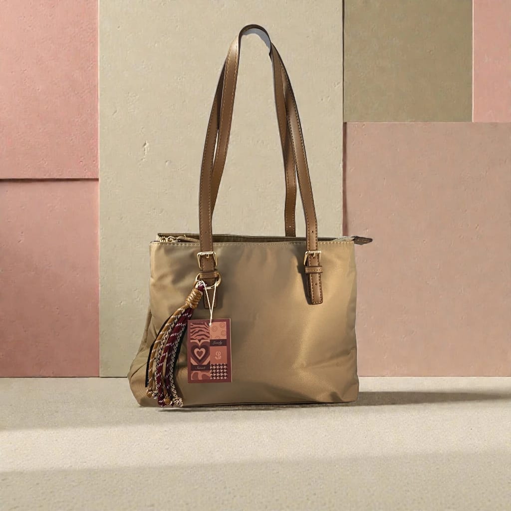 Bolso de nailon mujer beige con asas largas y cierre de cremallera