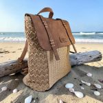 👜 Mochila de rafia mujer natural con solapa camel estilo boho