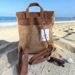 👜 Mochila de rafia mujer natural con solapa camel estilo boho