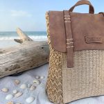 👜 Mochila de rafia mujer natural con solapa camel estilo boho