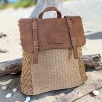 👜 Mochila de rafia mujer natural con solapa camel estilo boho