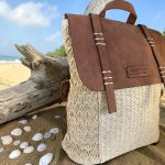 Mochila de rafia crema mujer con solapa camel estilo boho