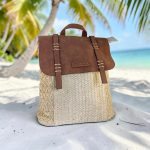 Mochila de rafia crema mujer con solapa camel estilo boho