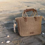 bolso de rafia original mujer beige con bandolera y asas decorativas 28x23x12 cm