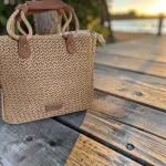 bolso de rafia original mujer beige con bandolera y asas decorativas 28x23x12 cm
