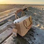bolso de rafia original mujer beige con bandolera y asas decorativas 28x23x12 cm
