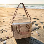 bolso de rafia original mujer beige con bandolera y asas decorativas 28x23x12 cm