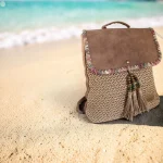 Mochila de rafia mujer beige con solapa camel estilo boho chic de 30 x 28 x 12 cm