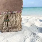Mochila de rafia mujer beige con solapa camel estilo boho chic de 30 x 28 x 12 cm