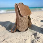 Mochila de rafia mujer beige con solapa camel estilo boho chic de 30 x 28 x 12 cm
