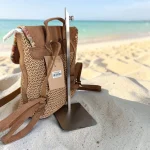 Mochila de rafia mujer beige con solapa camel estilo boho chic de 30 x 28 x 12 cm