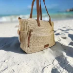 bolso de rafia mujer crema con bolsillos exteriores y bandolera