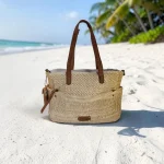 bolso de rafia mujer crema con bolsillos exteriores y bandolera