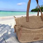 Bolso de rafia beige mujer con bolsillos exteriores y bandolera ajustable