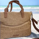 Bolso de rafia beige mujer con bolsillos exteriores y bandolera ajustable