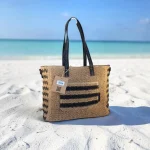 Bolso de rafia original beige con detalles negros