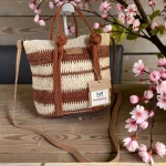 bolso de rafia mujer crema y terracota con bandolera y asas de nudo