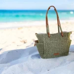 Bolso de rafia verde mujer shopper con bandolera y bolsillos laterales 33x26x9 cm