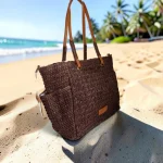 Bolso de rafia marrón chocolate para mujer tipo shopper con bandolera y bolsillos laterales de 33 × 26 × 9 cm