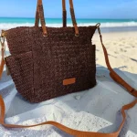 Bolso de rafia marrón chocolate para mujer tipo shopper con bandolera y bolsillos laterales de 33 × 26 × 9 cm