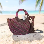Bolso de mano de rafia marrón y fucsia con asa circular y bandolera para mujer