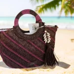 Bolso de mano de rafia marrón y fucsia con asa circular y bandolera para mujer