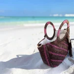 Bolso de mano de rafia marrón y fucsia con asa circular y bandolera para mujer