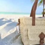 Bolso bandolera de rafia crema para mujer con bolsillo frontal y detalles camel