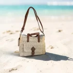 Bolso bandolera de rafia crema para mujer con bolsillo frontal y detalles camel