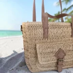 Bolso bandolera de rafia para mujer con bolsillo delantero y detalles efecto cuero