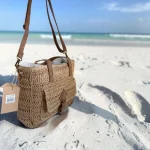 Bolso bandolera de rafia para mujer con bolsillo delantero y detalles efecto cuero
