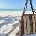 Bolso shopper beige mujer de rafia con asas marrones y diseño moderno
