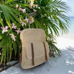 Mochila de rafia crema para mujer con bolsillo delantero y detalles marrones